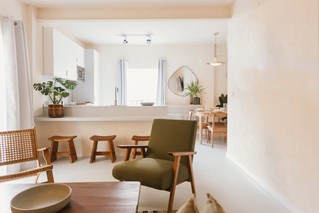 salón cocina comedor decorado con materiales naturales y colores neutros