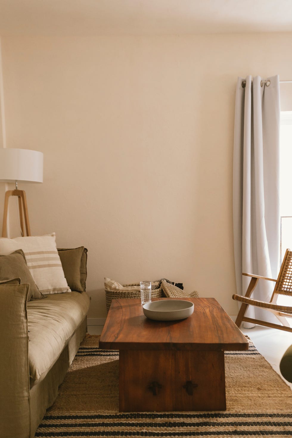 salón decorado en tonos neutros y materiales naturales