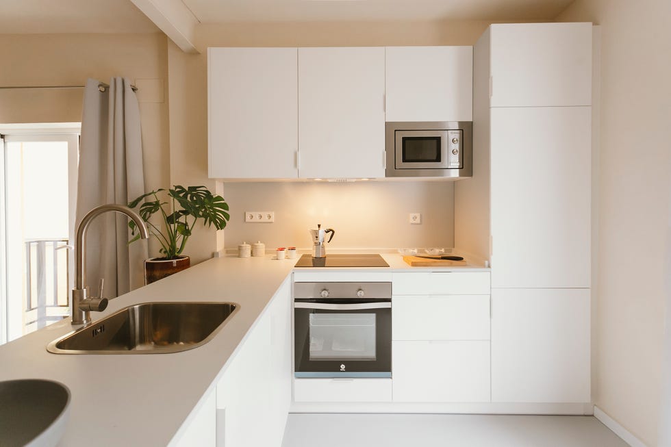 cocina blanca abierta con península