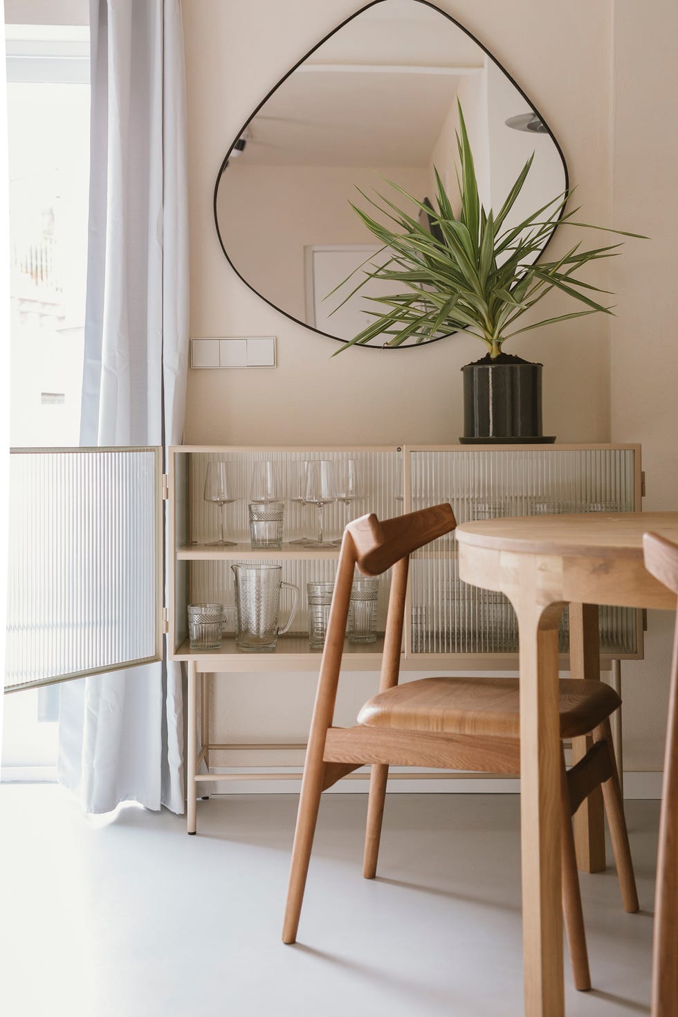 office con mesa y sillas de madera y vitrina con puertas de cristal