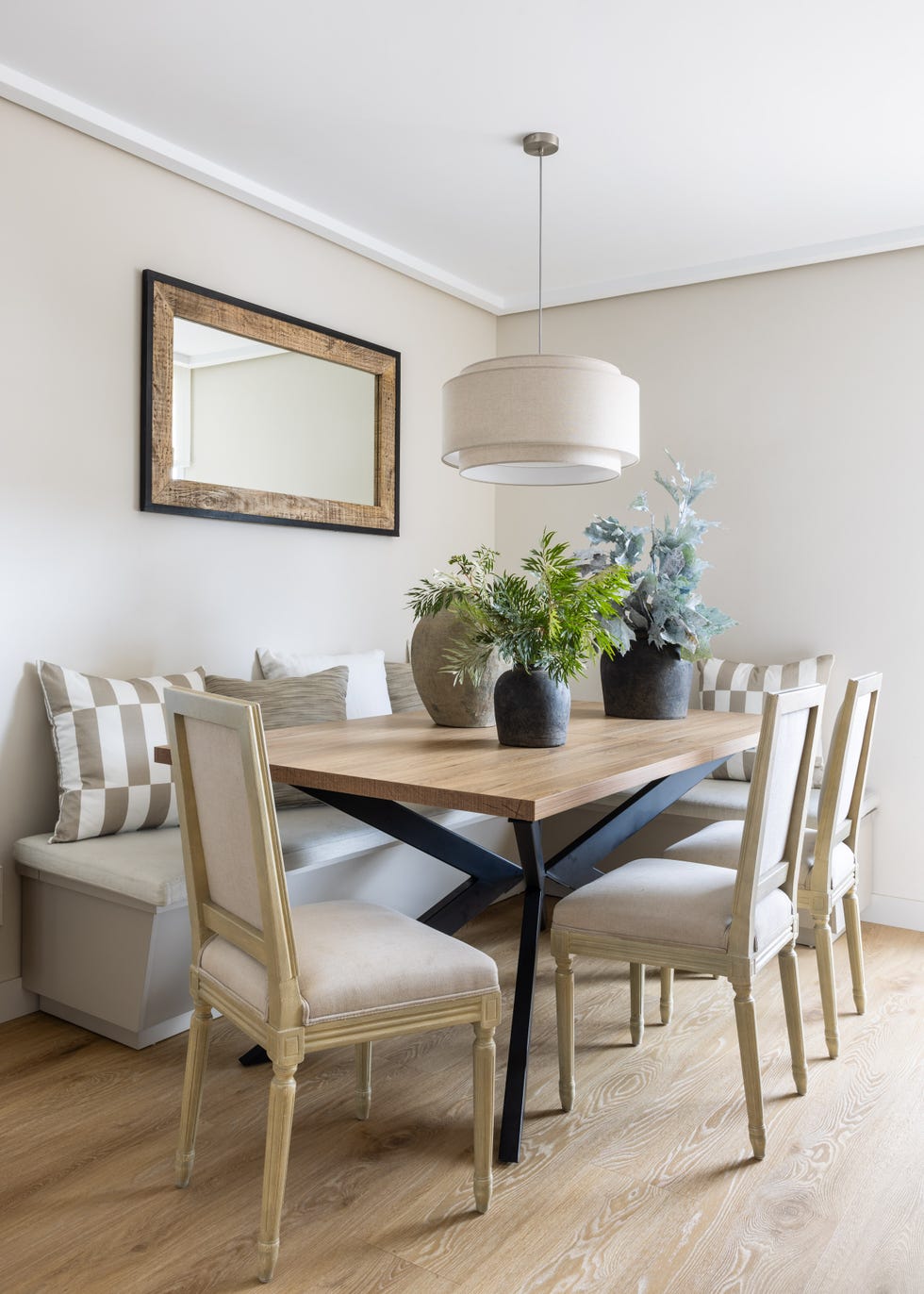 mesa de comedor con sillas clásicas y banco en l