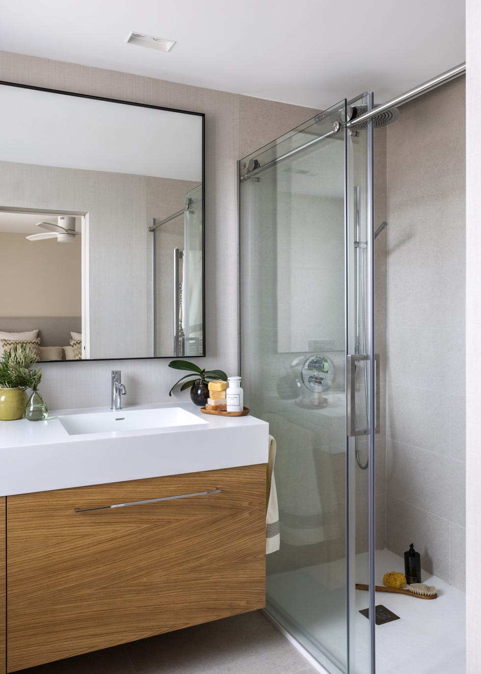 baño con mueble de madera volado y ducha