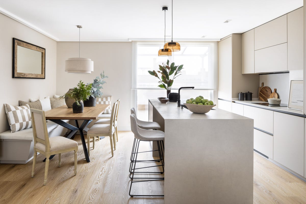 cocina con isla central y comedor