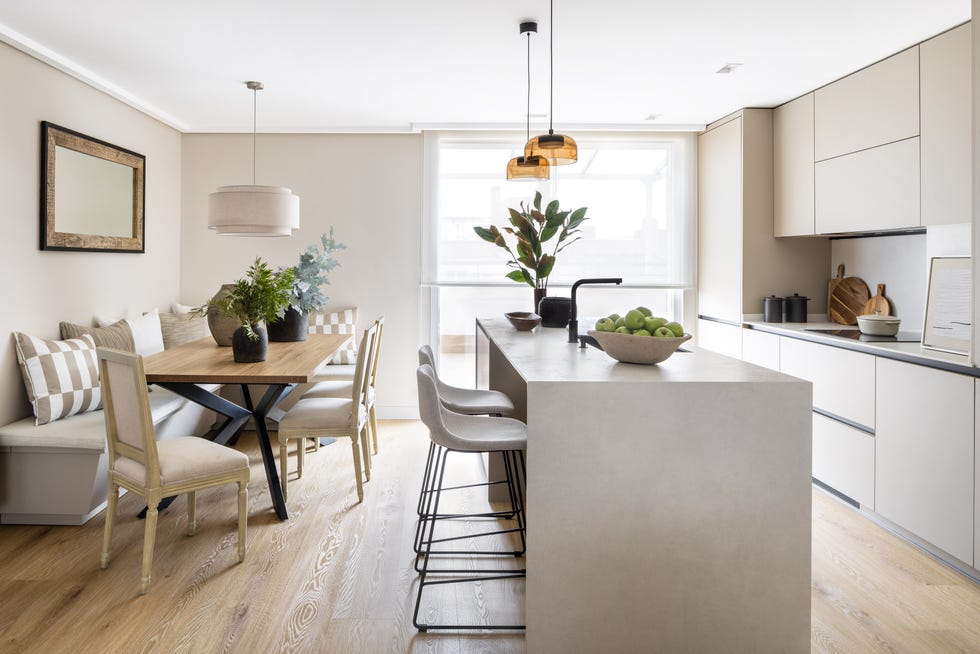 cocina con isla central y comedor