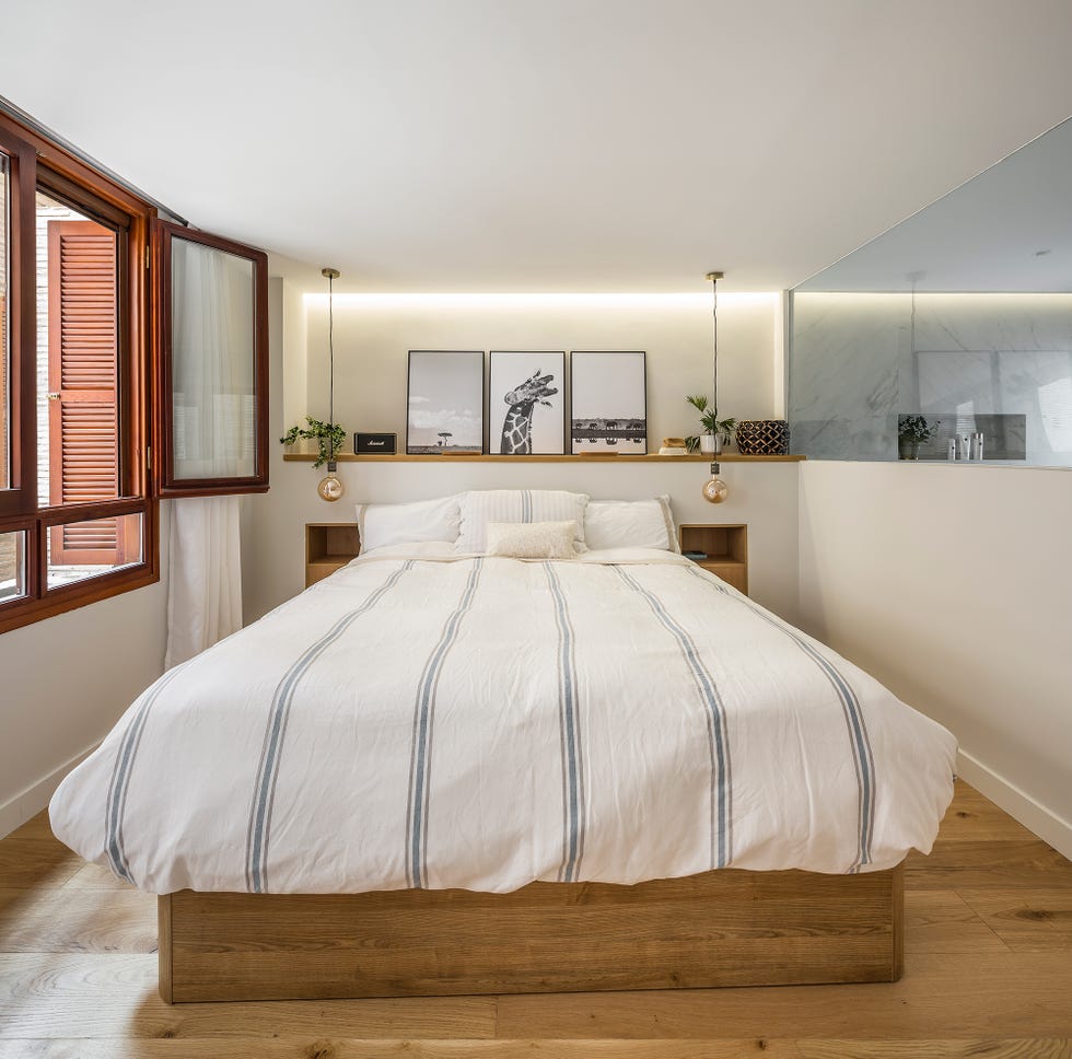 cama con estructura de madera