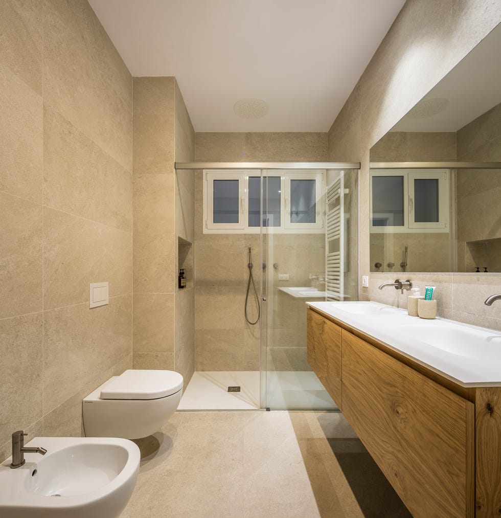 baño con ducha de obra y mueble de madera suspendido