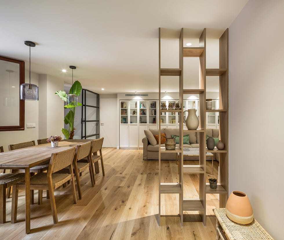 salón comedor decorado con madera y fibras naturales