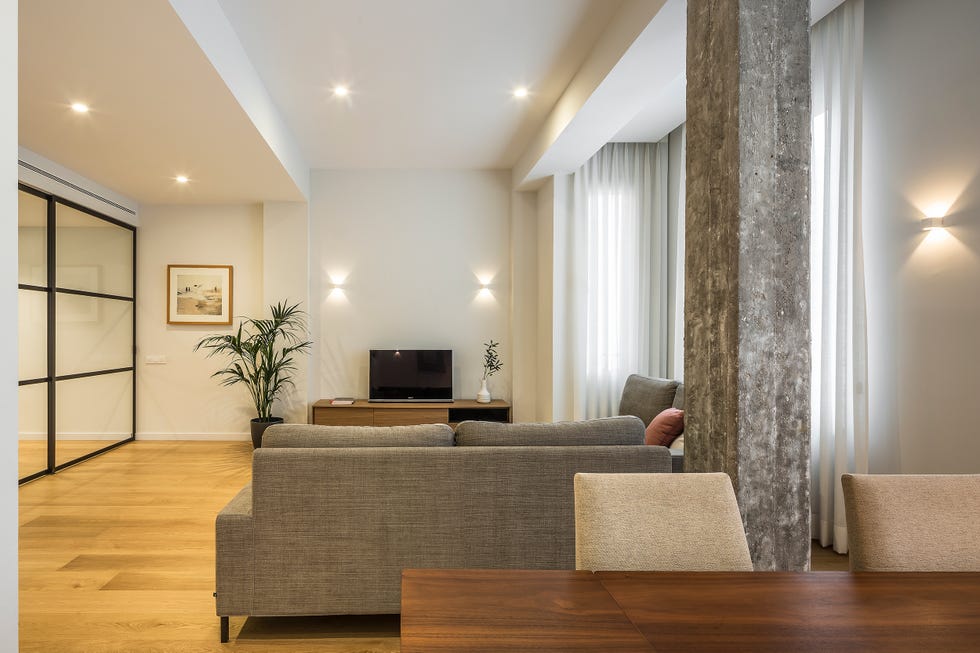 salón comedor decorado en tonos neutros