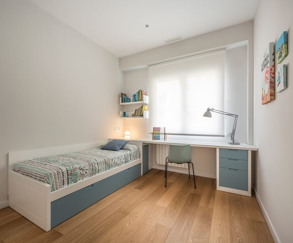 dormitorio juvenil de diseño nórdico con pavimento de madera
