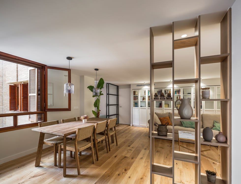 salón comedor decorado con madera y fibras naturales