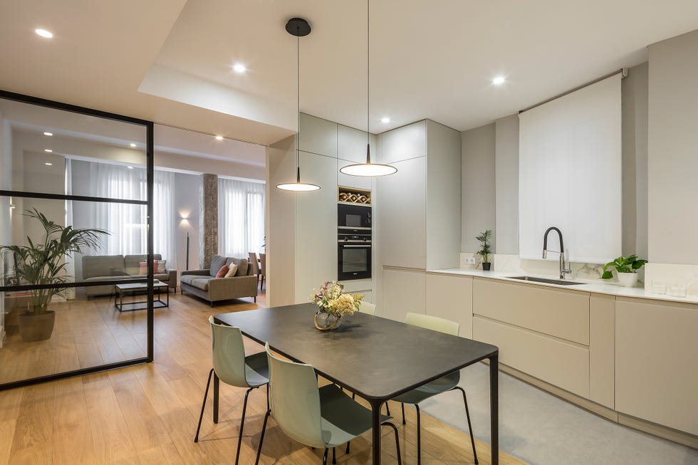 cocina abierta con office con armarios grises y revestimiento efecto mármol