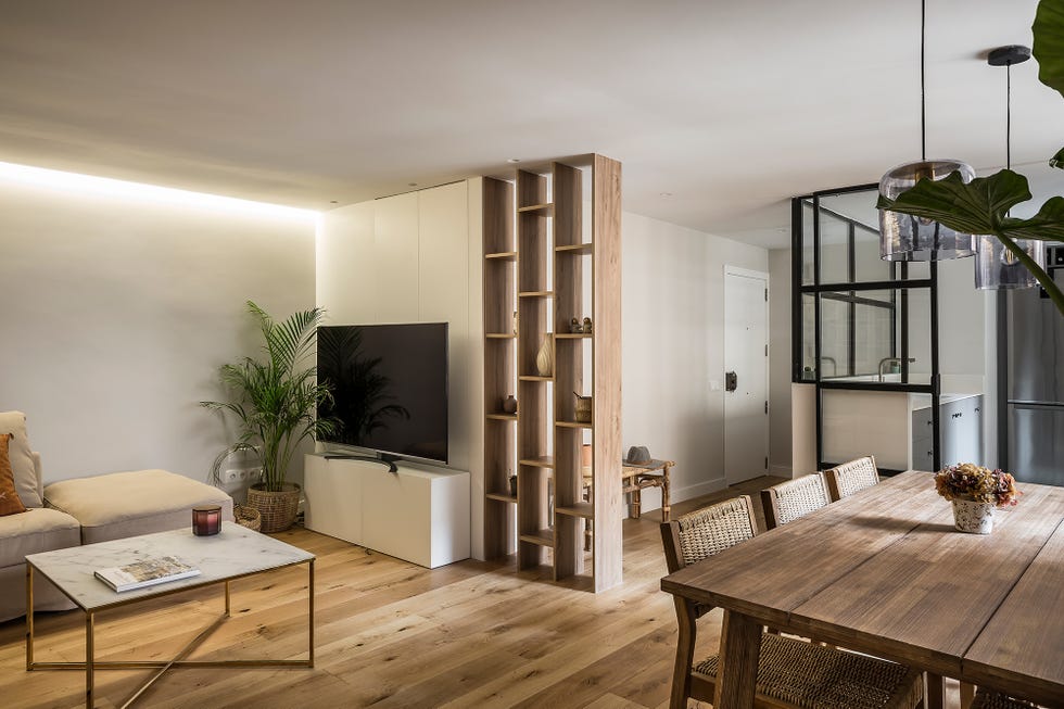comedor con mesa de madera y sillas de fibras abierto a la cocina y al salón