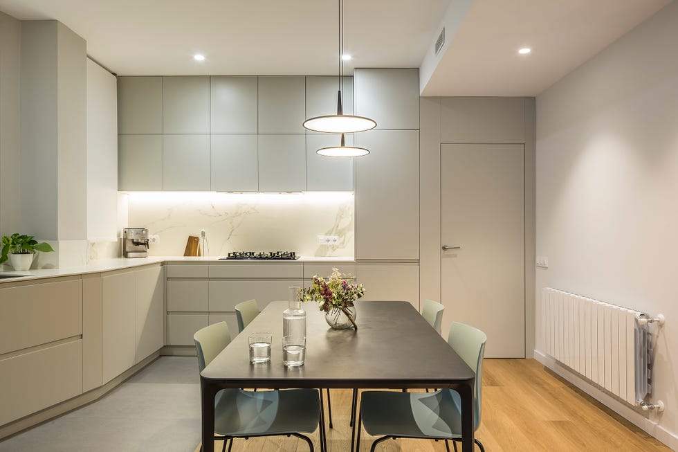 cocina abierta con office con armarios grises y revestimiento efecto mármol