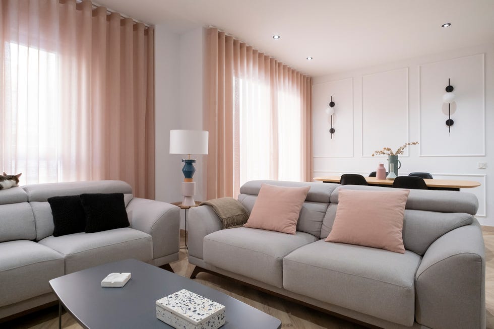 Salón decorado en tonos neutros, empolvados y negros