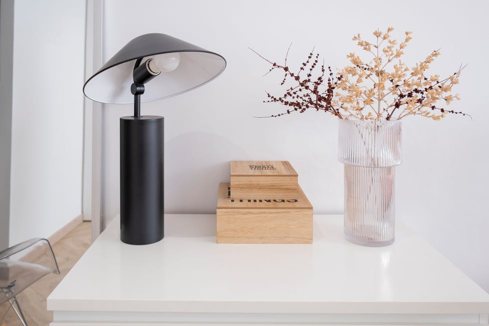 Decoración de estilo minimalista sobre una cómoda blanca