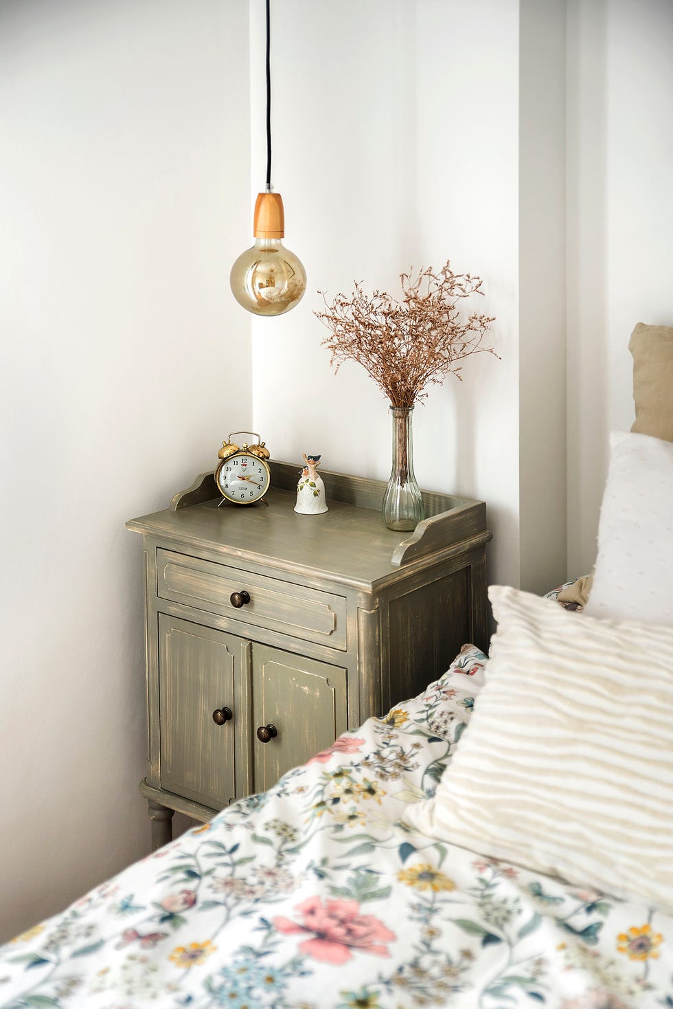 mesita recuperada con madera decapada verde