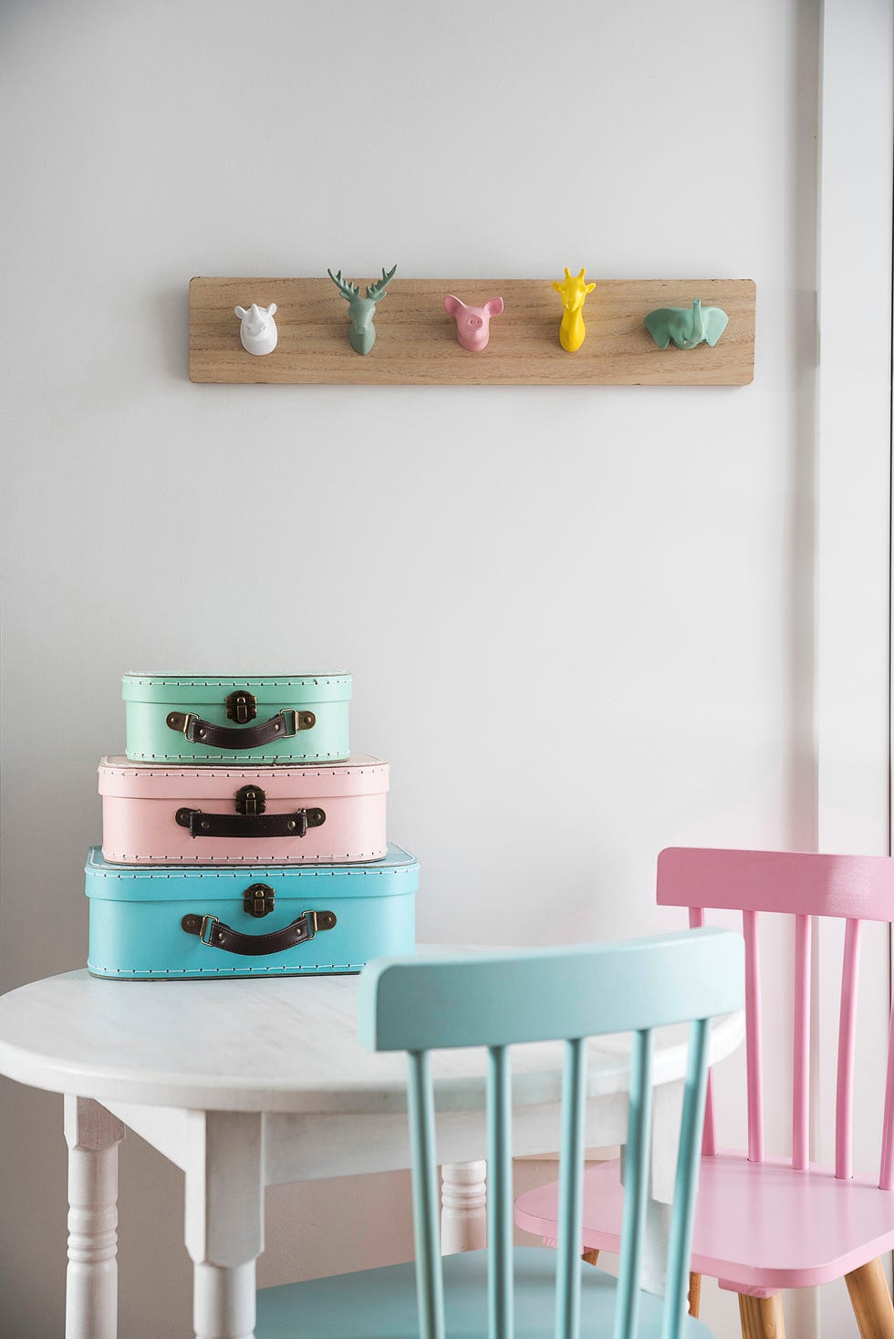 mesa de manualidades infantiles con dos sillas en color rosa y azul