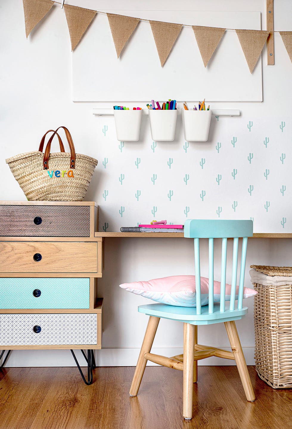 escritorio infantil de diseño nórdico en madera y azul cielo con papel pintado de cactus