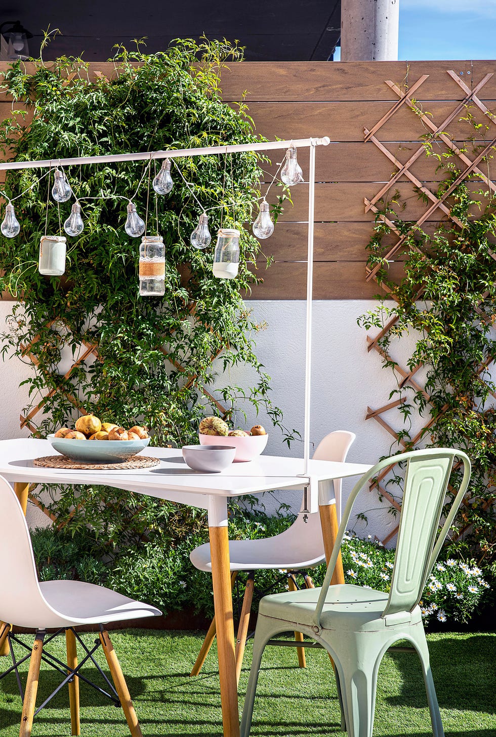 jardín con comedor exterior de estilo nórdico