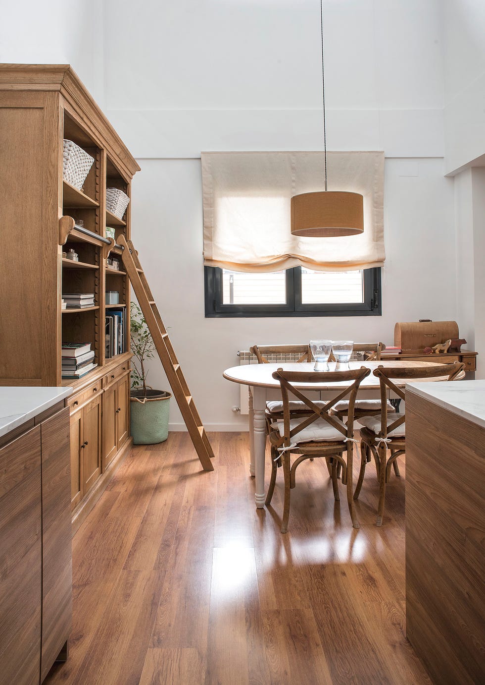comedor de estilo rústico decorado con muebles de madera