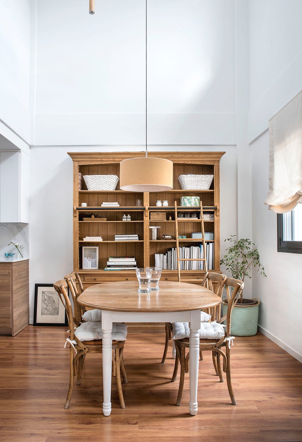 comedor de estilo rústico decorado con muebles de madera