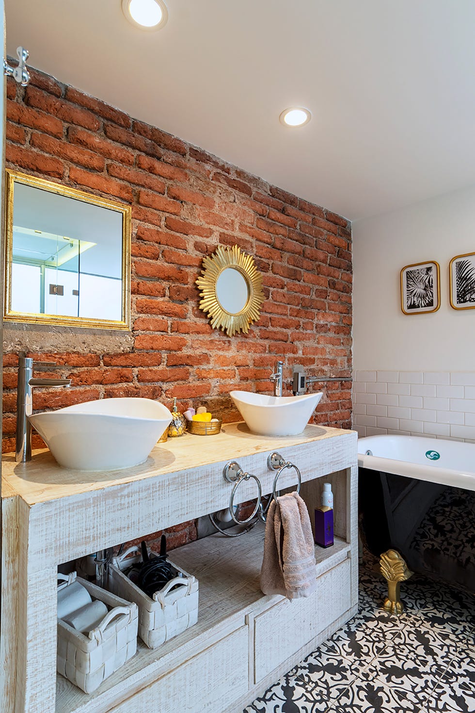 baño de diseño industrial con pared de ladrillo visto