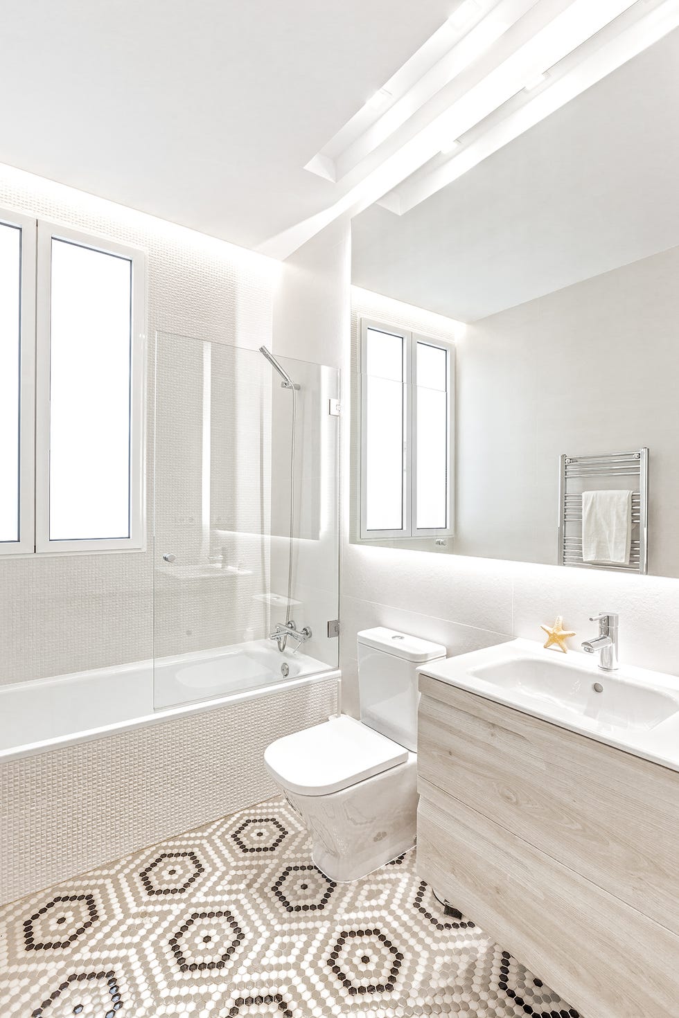 Baño decorado en tonos neutros