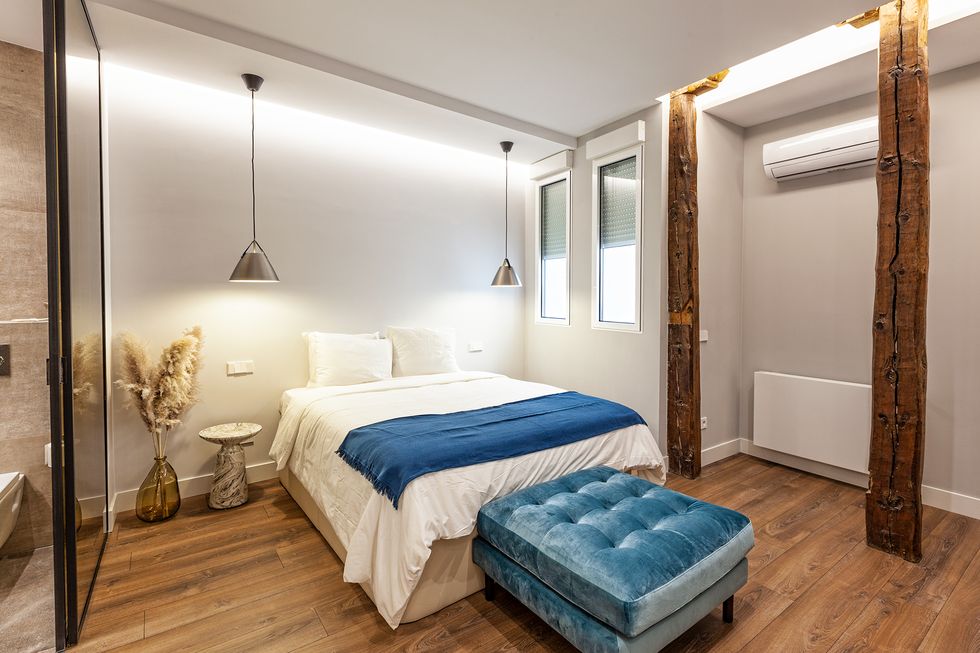 Dormitorio con vigas de madera expuestas