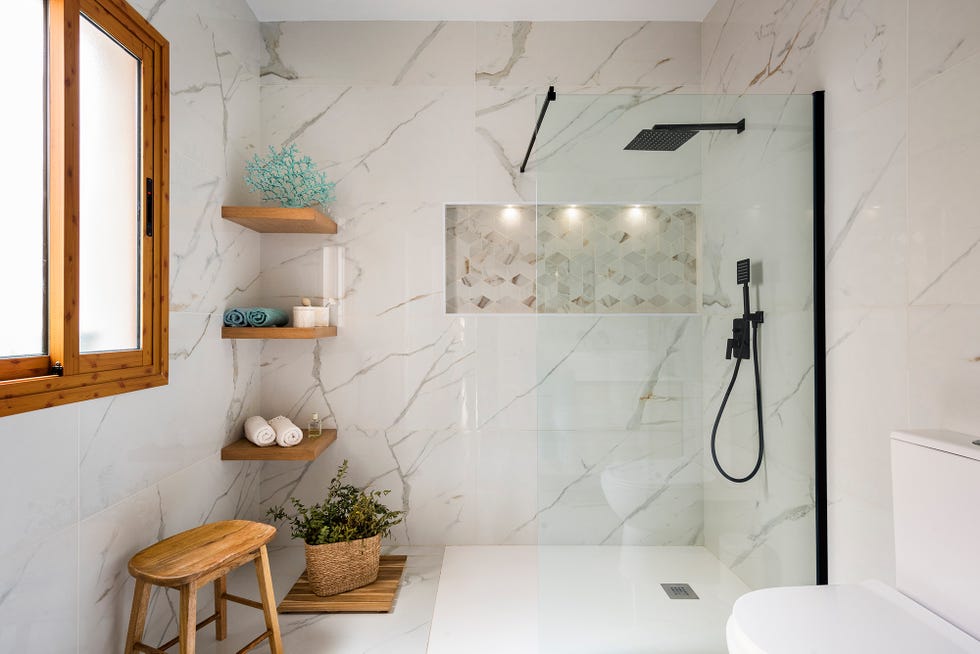 baño revestido con porcelánico de imitación mármol y ducha de obra