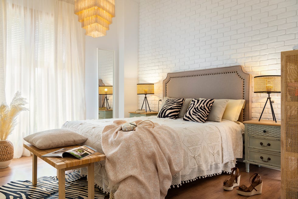 dormitorio con decoración de inspiración animal