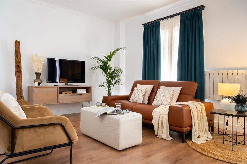 salón de diseño contemporáneo decorado en tonos tierra
