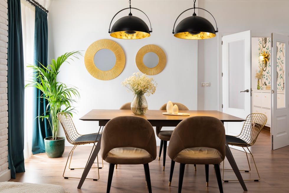 comedor moderno de estilo industrial con sillas tapizadas en terciopelo