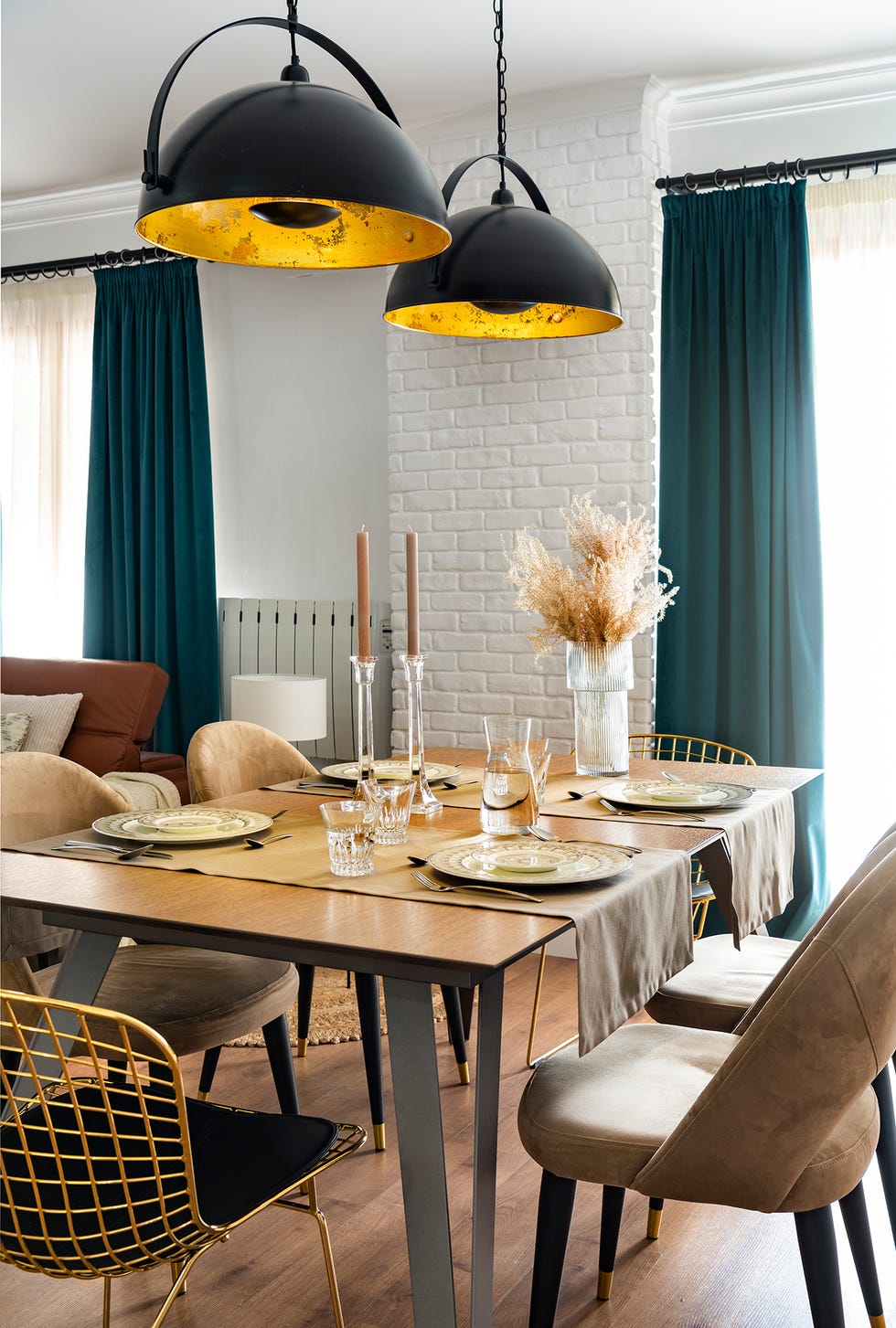 comedor moderno de estilo industrial con sillas tapizadas en terciopelo