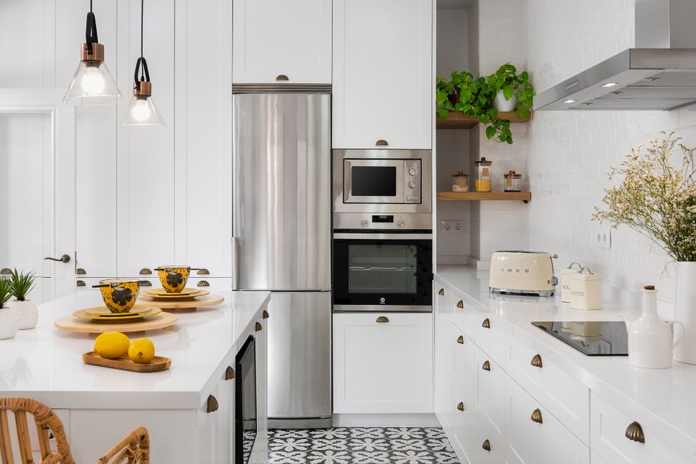 cocina blanca de diseño moderno con isla central