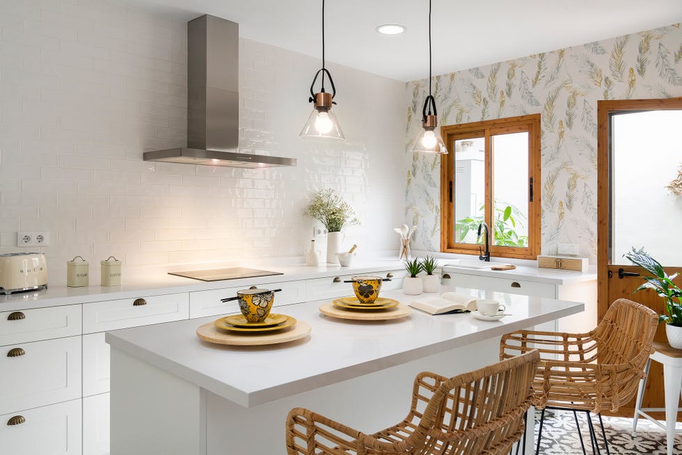 cocina blanca de diseño moderno con isla central y papel pintado