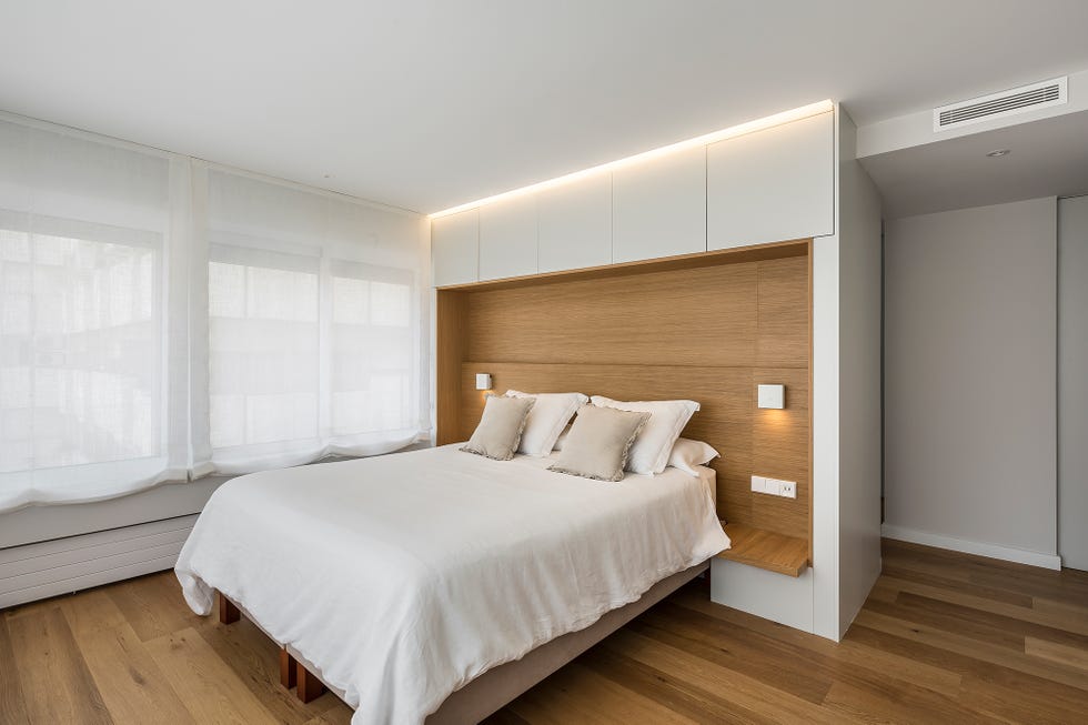 dormitorio minimalista con cabecero de obra de madera