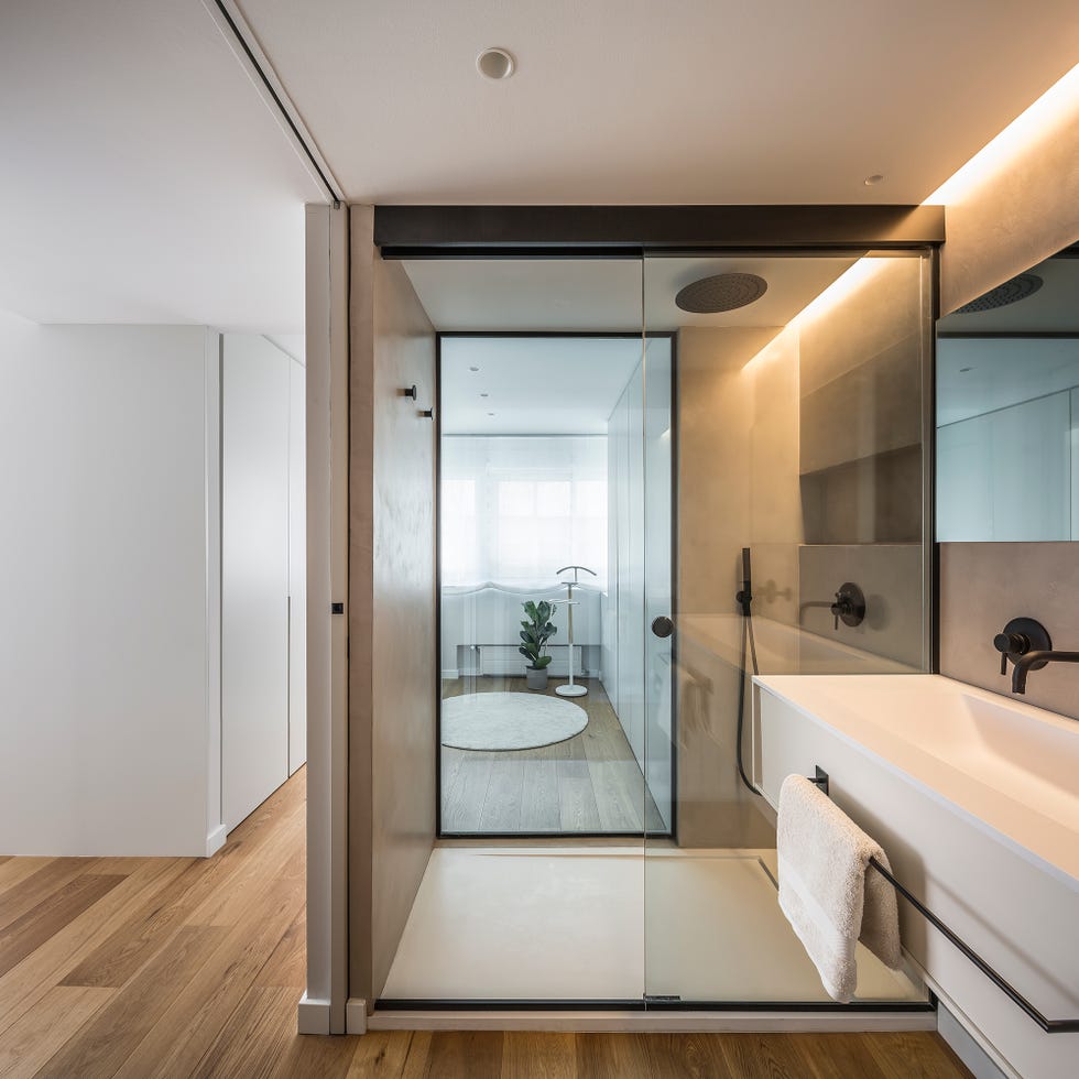baño en suite con ducha de obra abierto al vestidor