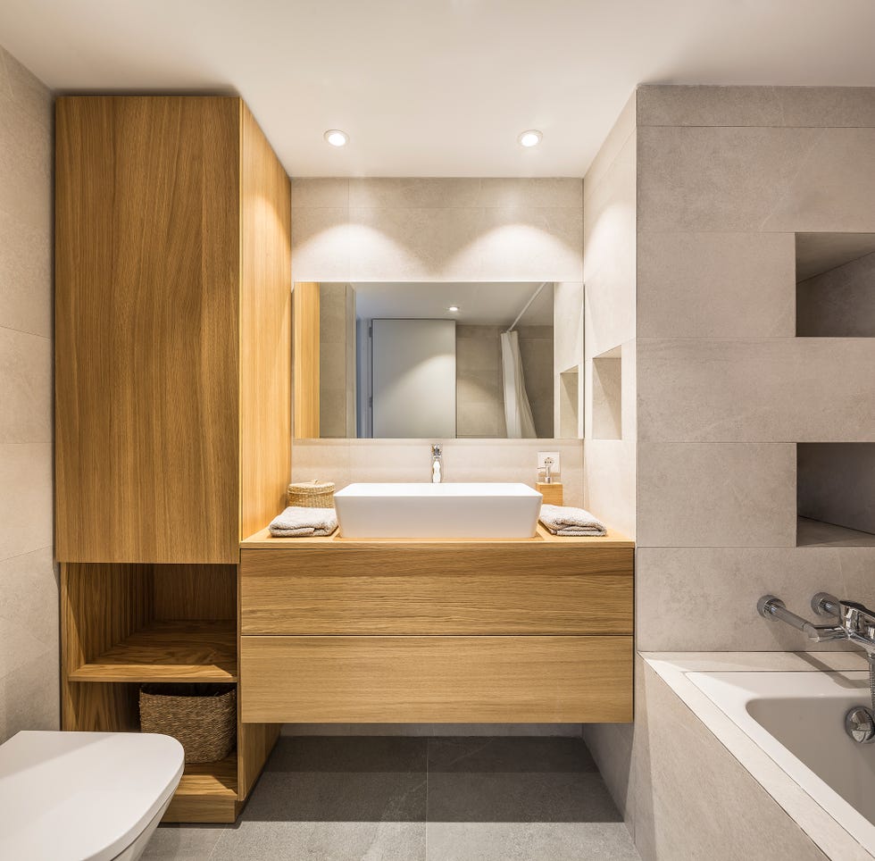 baño moderno con bañera y mueble bajo lavabo flotante de madera