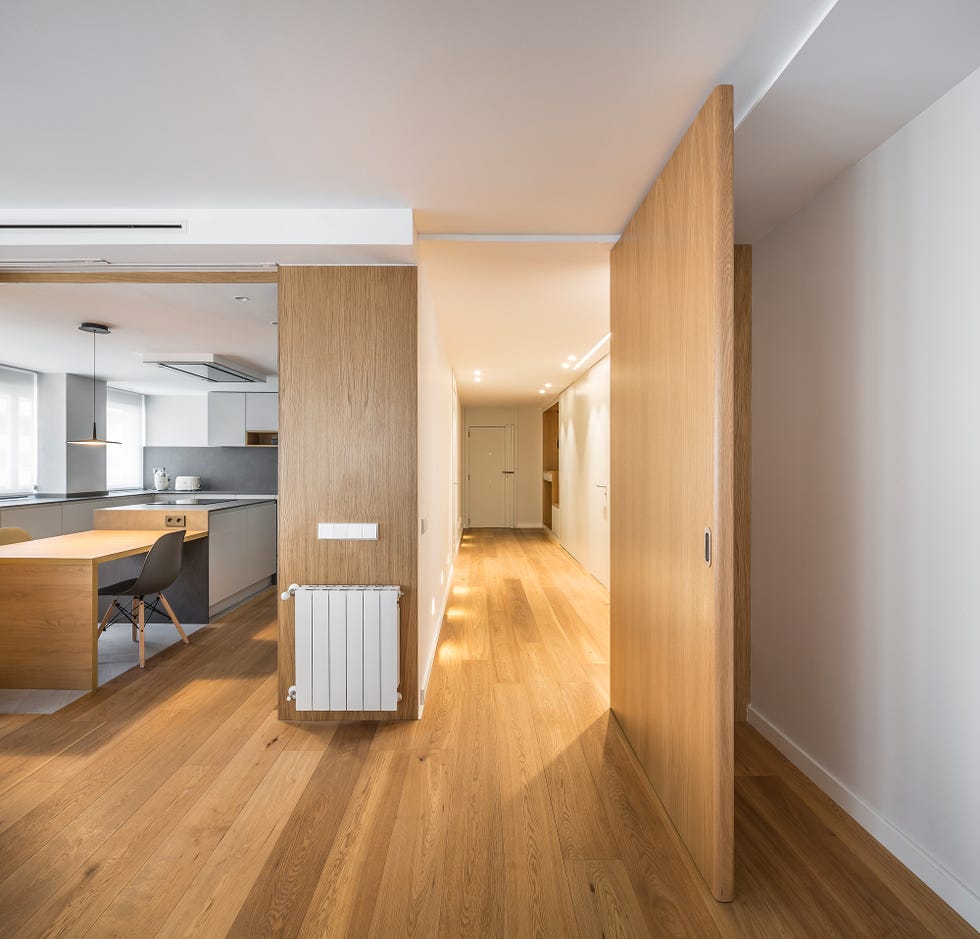 pasillo distribuidor con suelos de madera y acceso a la cocina