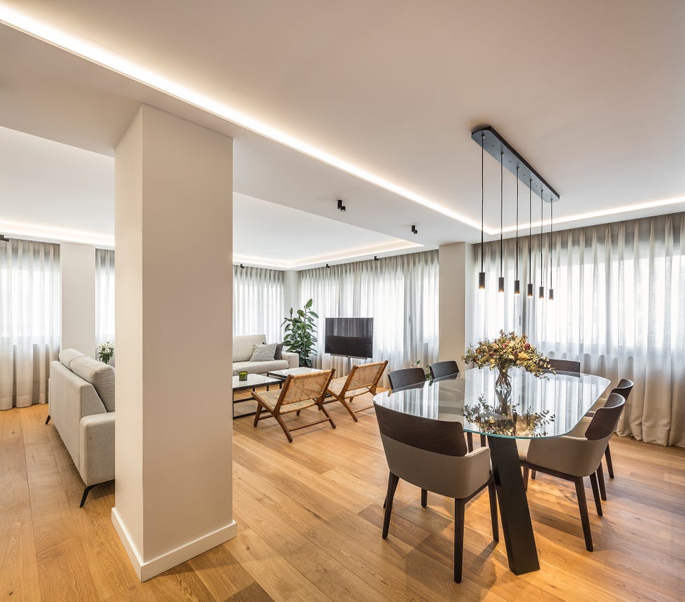 salón comedor de diseño contemporáneo rodeado por ventanales