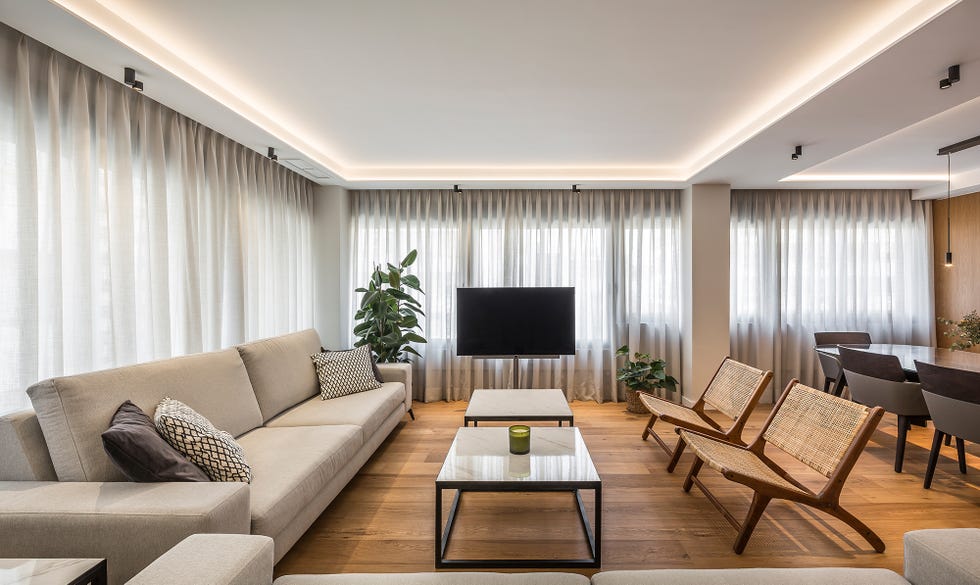 salón comedor de diseño contemporáneo rodeado por ventanales