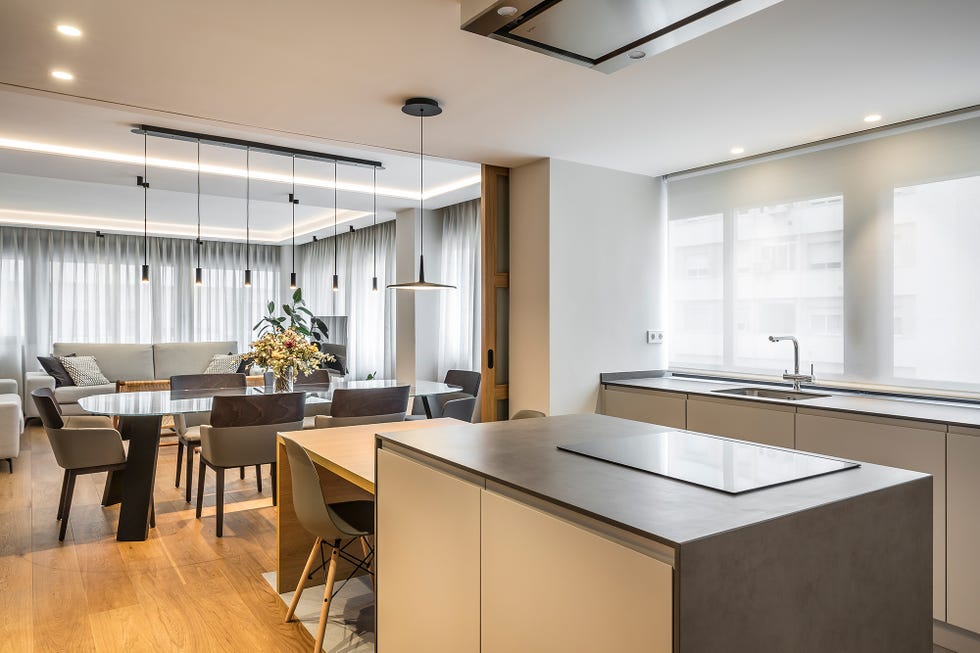 cocina abierta de diseño moderno con isla central efecto cemento