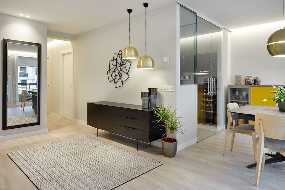 salón comedor de diseño moderno decorado con lámparas de techo doradas