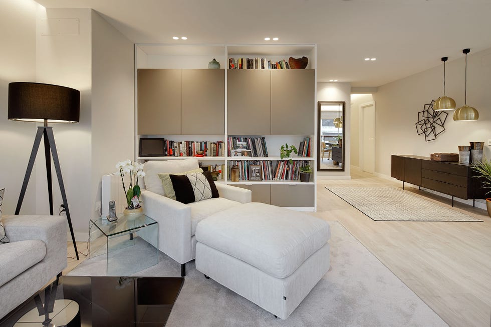 salón de diseño moderno decorado en tonos neutros