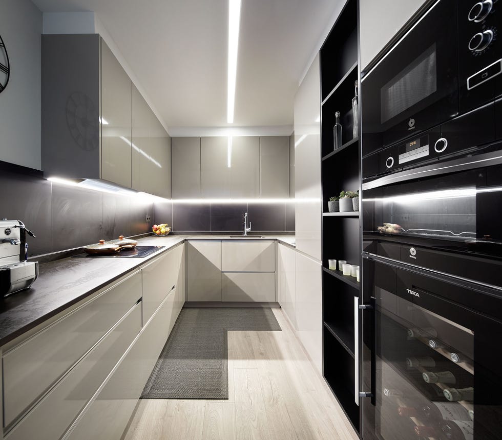 cocina de diseño moderno con muebles lacados en tonos grises