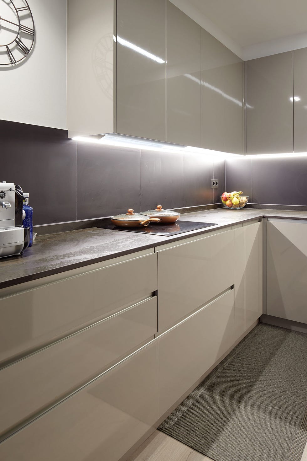 cocina de diseño moderno con muebles lacados en tonos grises
