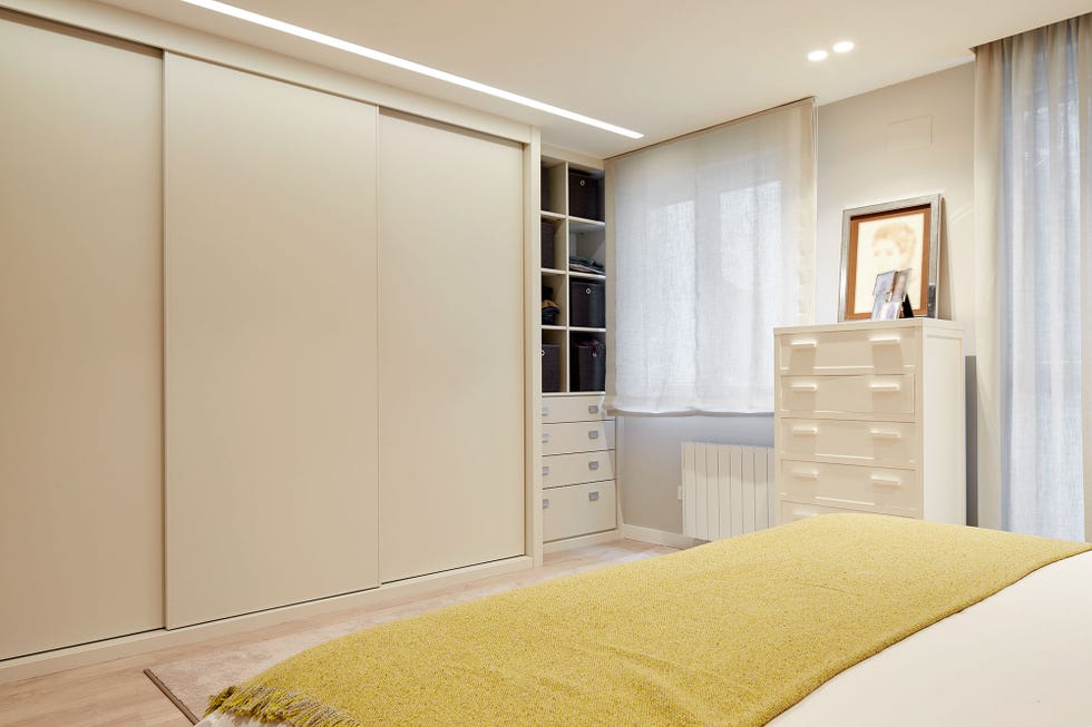 armario vestidor con puertas correderas en color blanco