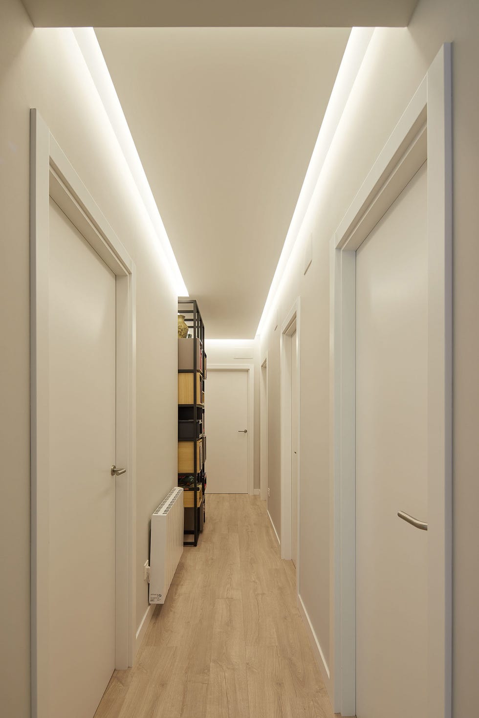 pasillo decorado en blanco retroiluminado