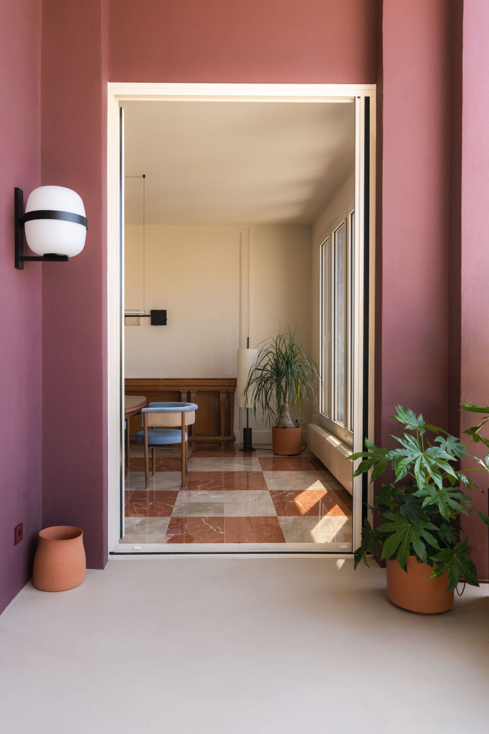 terraza con plantas y paredes burdeos