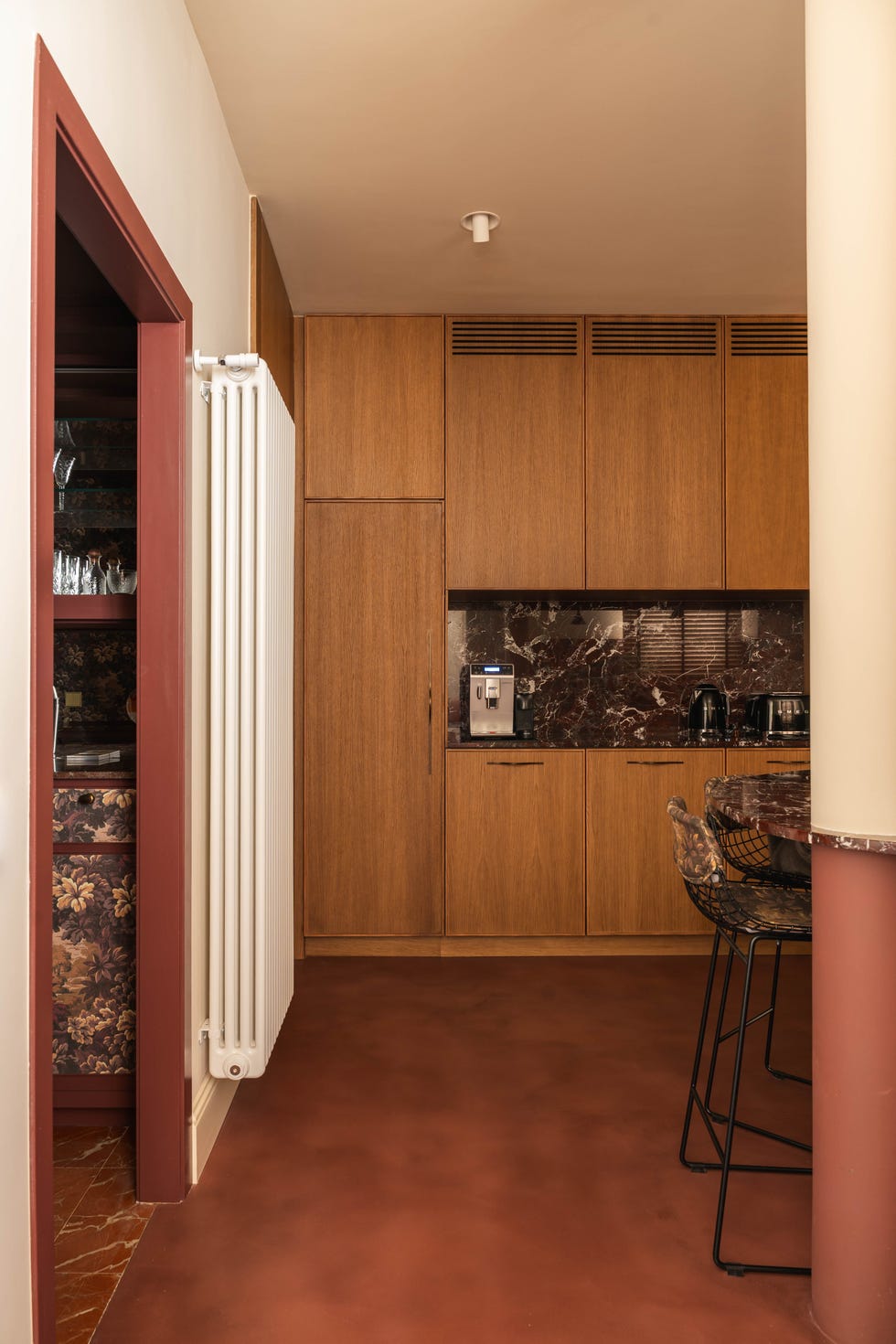 cocina con armarios de madera